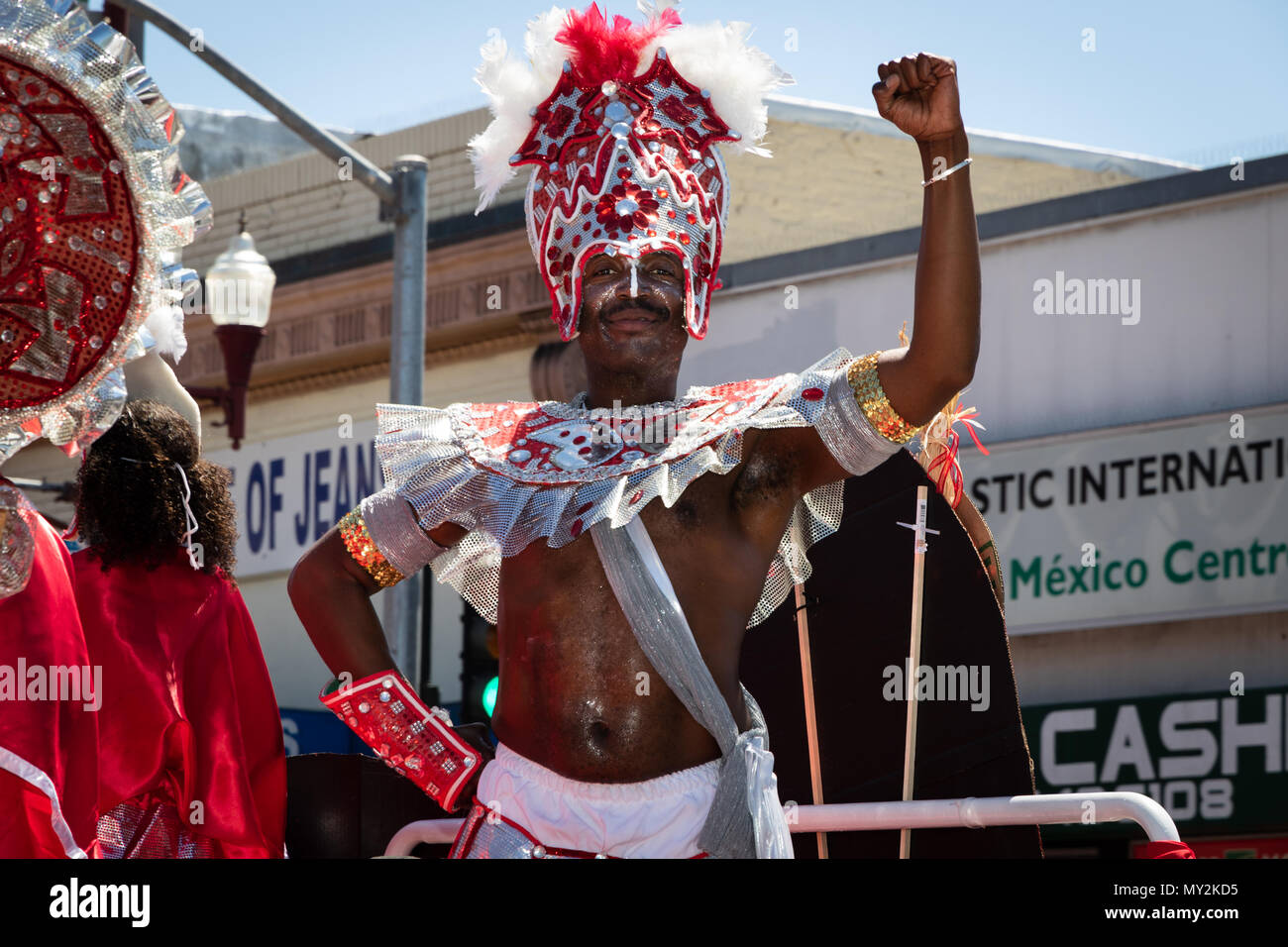 Performer im Jahr 2018 Karneval Parade in San Francisco, Kalifornien Stockfoto