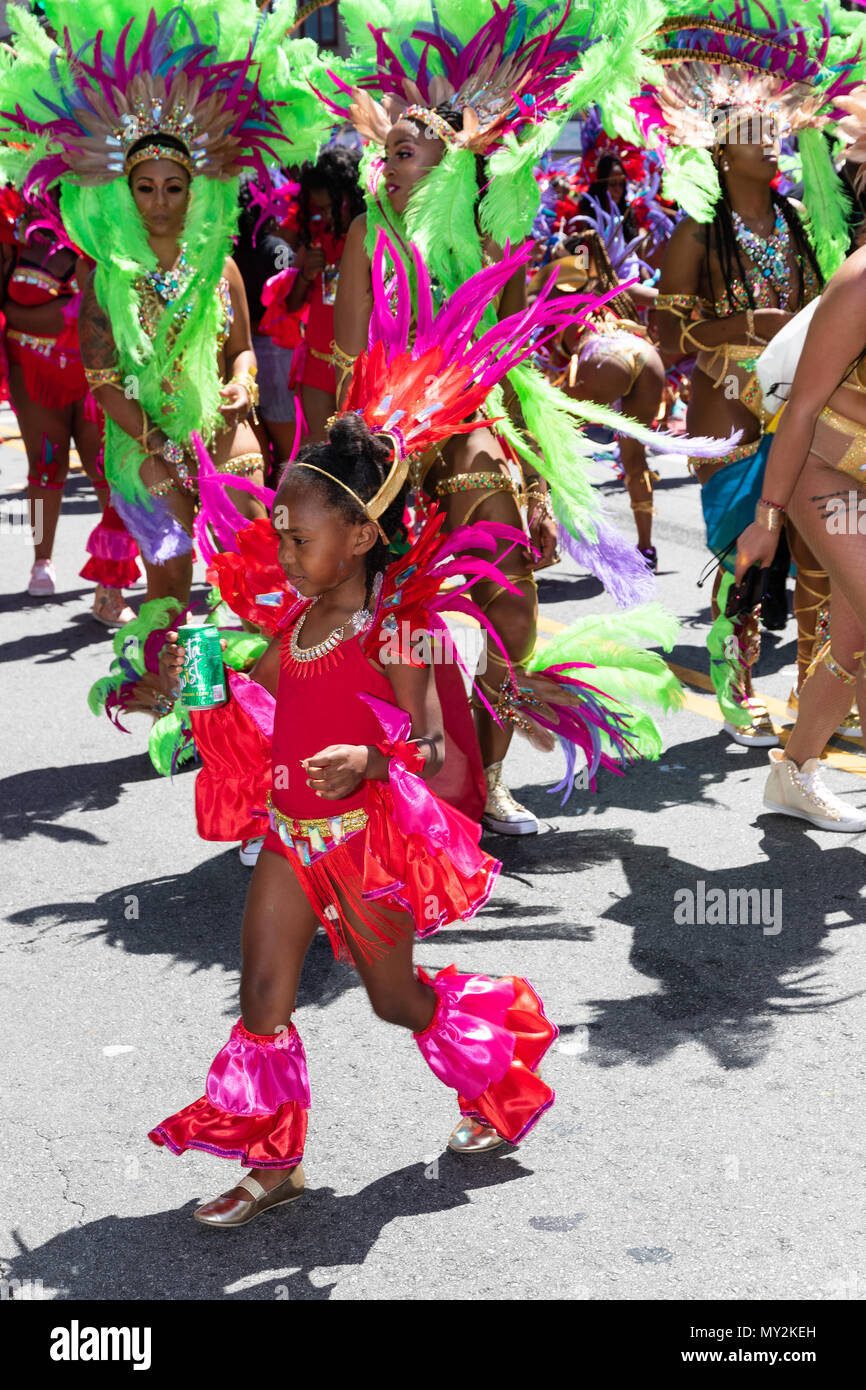 Performer im Jahr 2018 Karneval Parade in San Francisco, Kalifornien Stockfoto