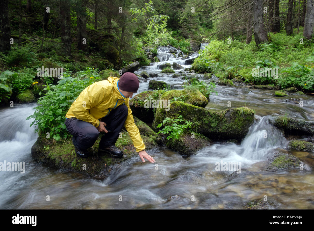 Man Wasser trinken. Stockfoto