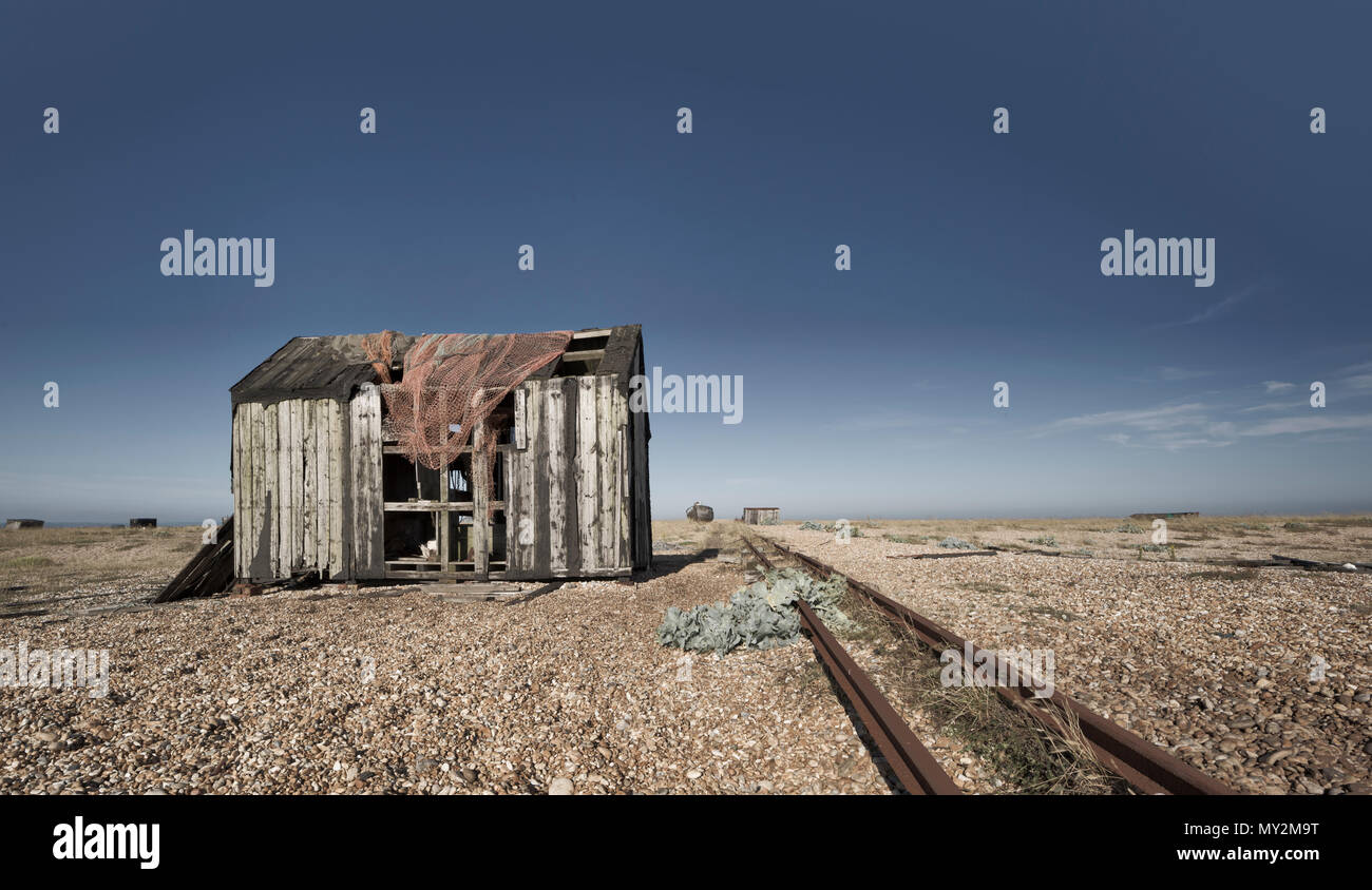 Verfallene hölzerne Unterstand mit Schmalspur Bahn Dungeness Strand. Stockfoto