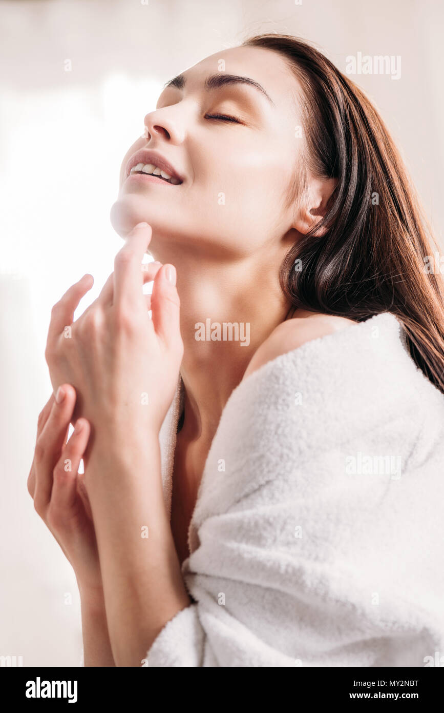 Porträt der schönen jungen Frau ohne Make-up tragen weiße Bademantel Stockfoto