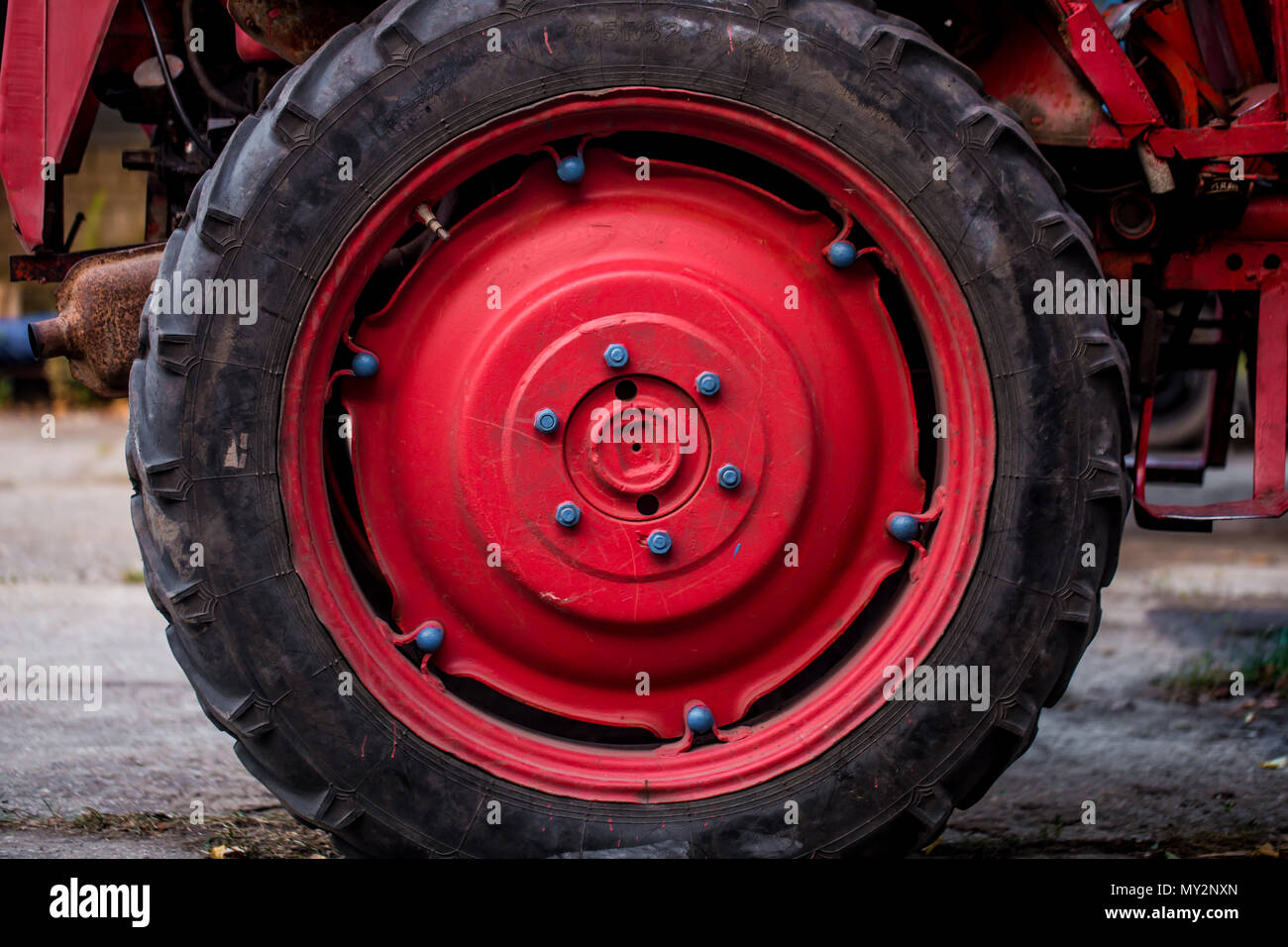 Große rote Rad des Traktors, close-up Stockfoto
