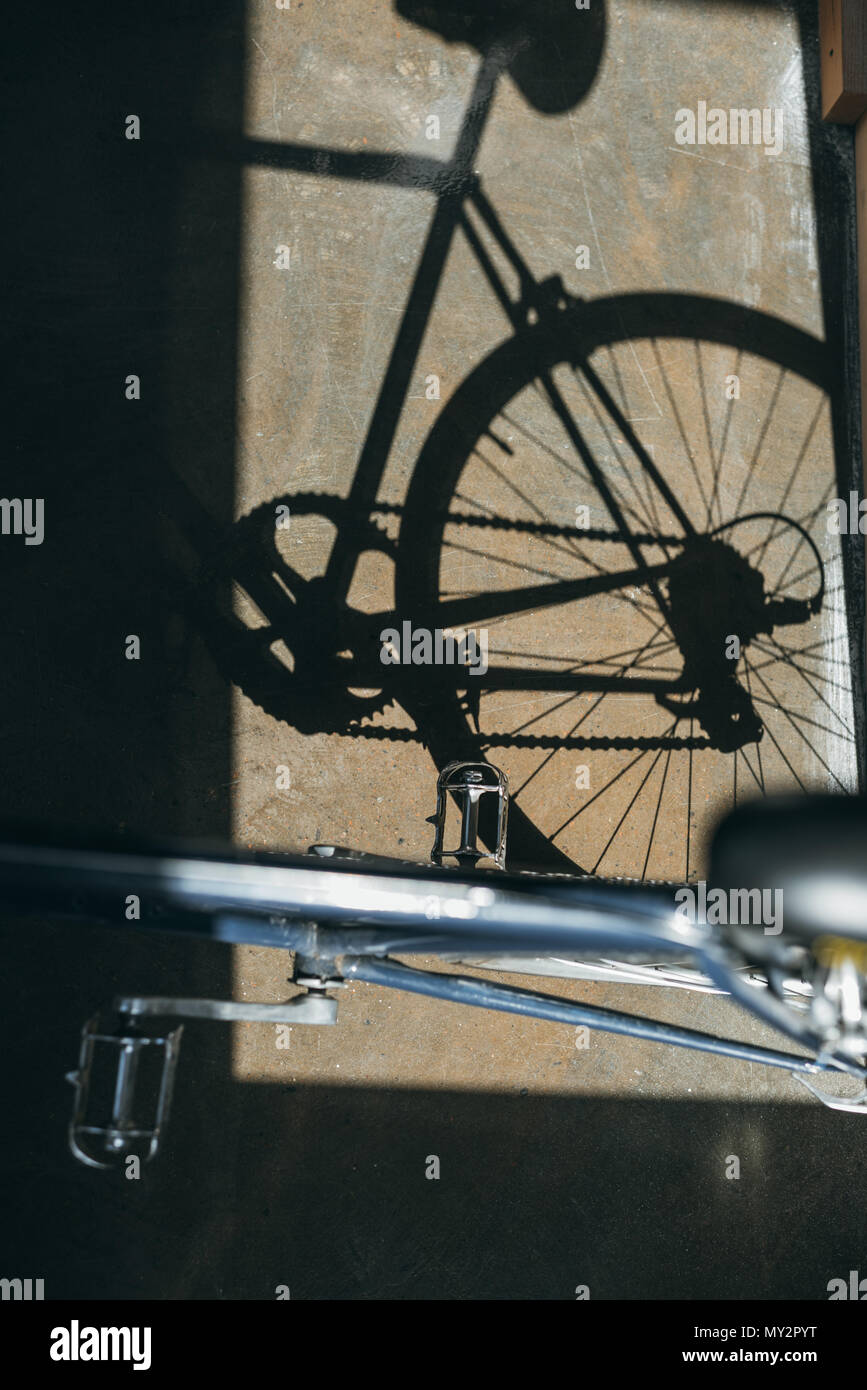 Blick von oben auf die klassische hipster Fahrrad und Schatten auf dem Boden Stockfoto