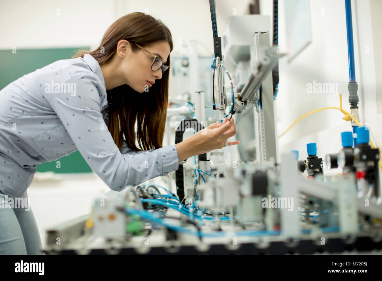 Junge Frau forschen in elektronische Werkstatt Stockfoto