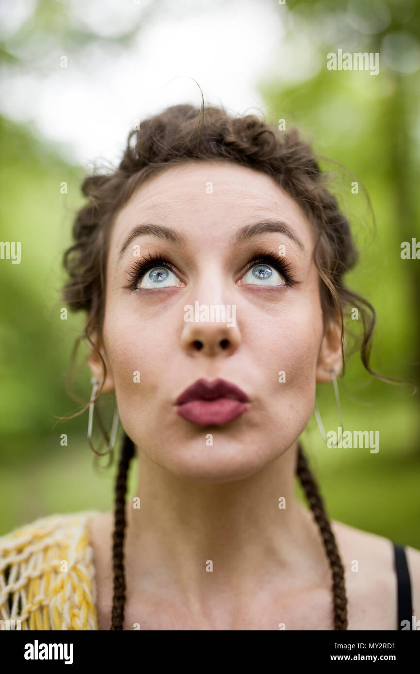 Porträt der jungen Frau macht Gesichtsbehandlung Geste Stockfoto