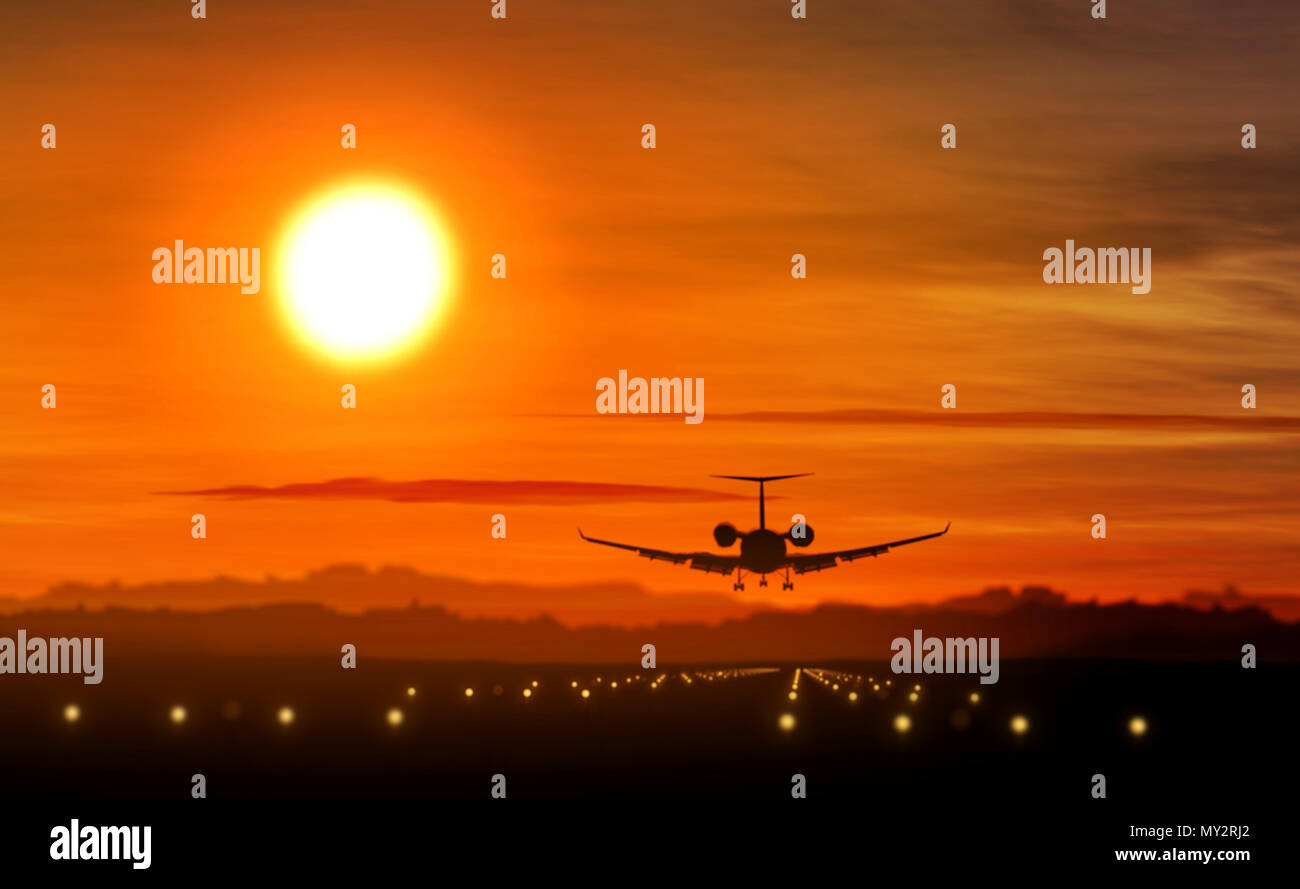 Flugzeug Silhouette der Landung am Flughafen während des Sonnenuntergangs. Sun, Form der privaten Jet plane und blinkende Runway Lights. Stockfoto