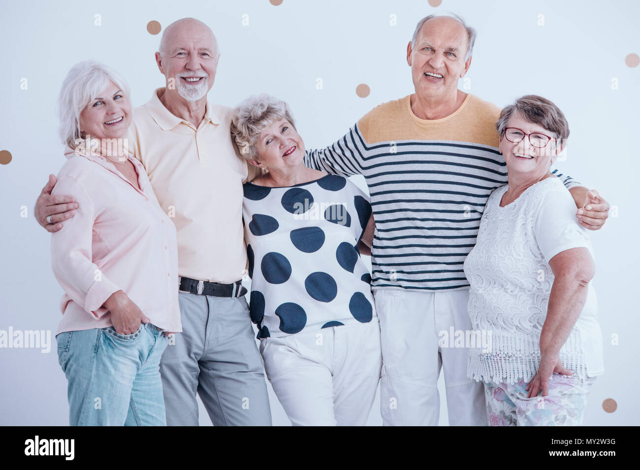 Gruppe von glücklich und lächelnd ältere Menschen in einer Sitzung Stockfoto