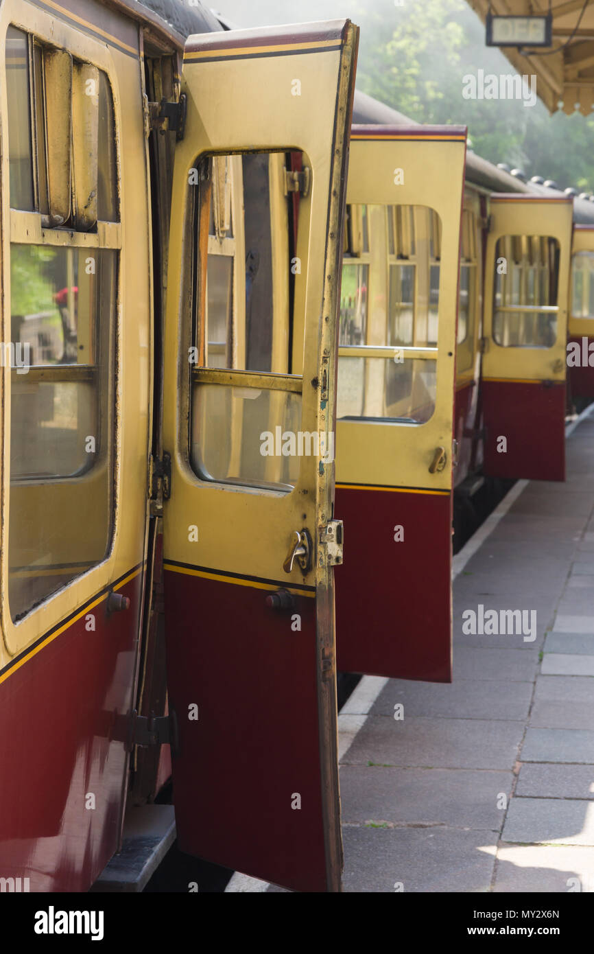 Türen auf ein altmodisches britisches Korridor Zug in Llangollen Station North Wales Stockfoto