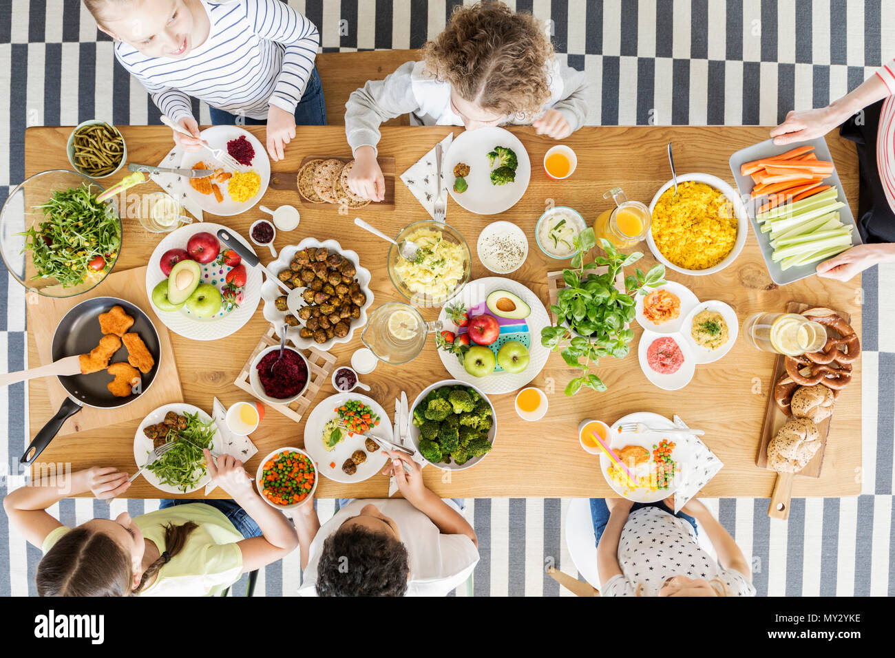 Ansicht von oben auf die Kinder essen gesund essen während des Freundes Geburtstagsfeier Stockfoto