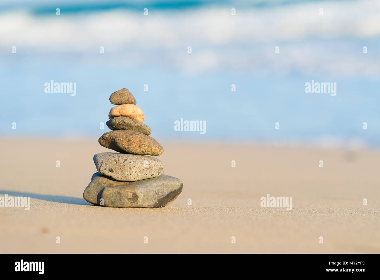 Zen Stone kleine Stapel auf Meer Strand Stockfoto