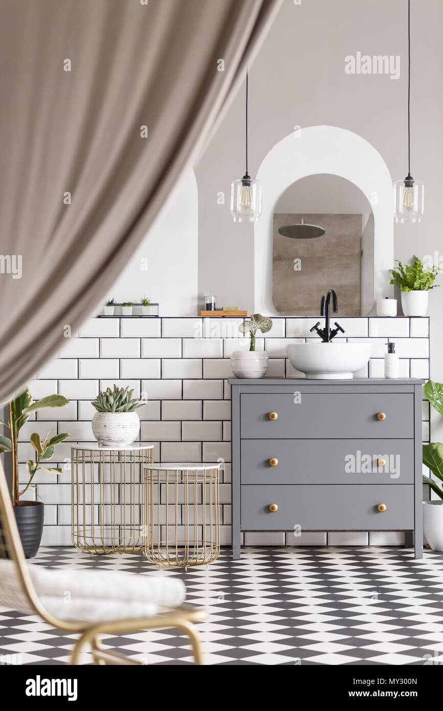 Graues Gehäuse mit Waschbecken im modernen Bad mit Vorhängen und Spiegel. Real Photo Stockfoto