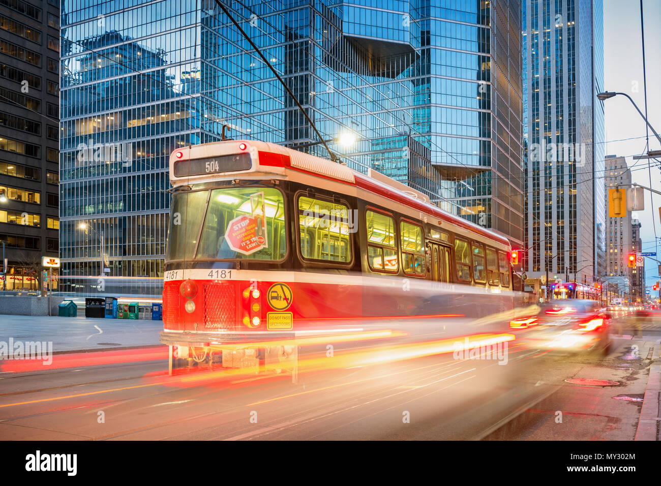 Straßenbahn in der King Street in der Innenstadt von Toronto Ontario Kanada Stockfoto