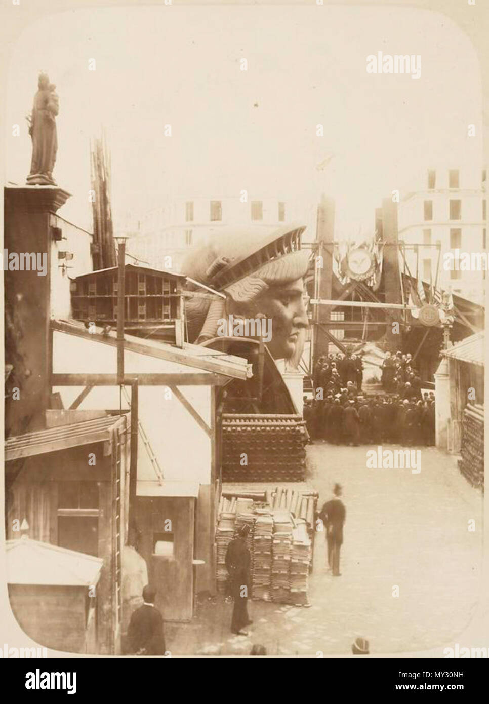 . Digitale ID: 1161043. [View der Workshop in Paris, Baustoffe, der Kopf der Freiheitsstatue, und eine Gruppe von Männern, die vor dem linken Fuß der Statue gesammelt.]. Fernique, Albert -- Fotograf. 1883 Quelle: Album de la construction de la Statue de la Liberte. (<a href='Http://digitalgallery.nypl.org/nypldigital/explore/?col id=168" rel='nofollow'> mehr Info</a>) Repository: der New York Public Library. Sammlung Fotografie, Miriam und Ira D. Wallach Abteilung für Kunst, Drucke und Fotografien. Weitere Informationen über <a href='http://digital Stockfoto