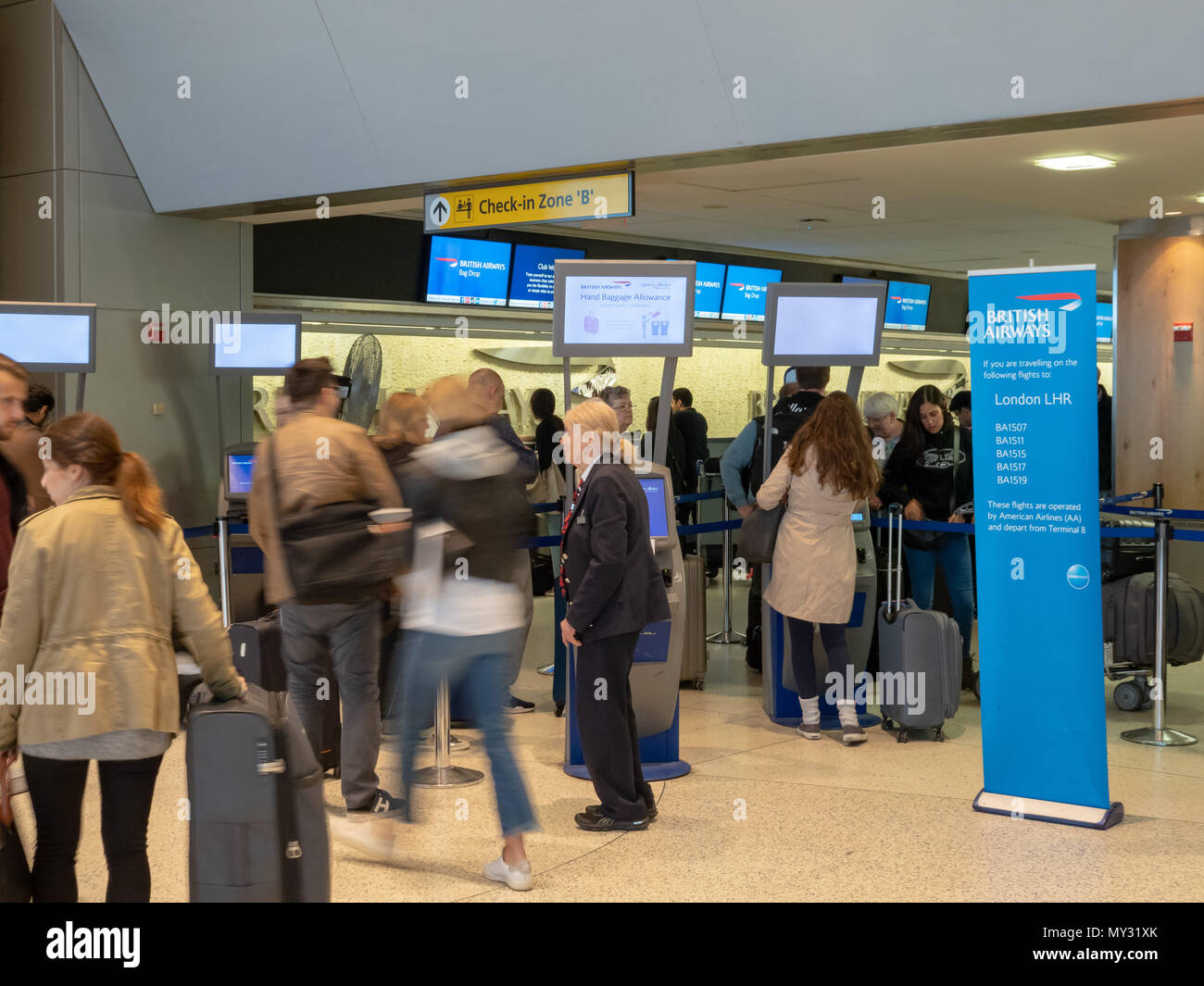 NEW YORK, NY - 19. MAI 2018: Reisende fieberhaft an einem British Airways Check-in Terminal sortiert Stockfoto