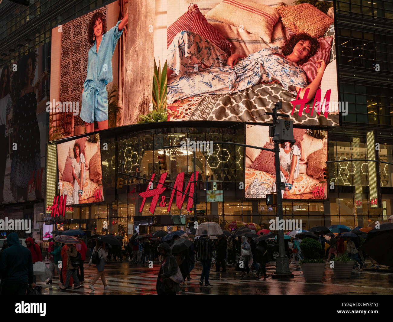 NEW YORK, NY - 16. MAI 2018: Erdgeschoss Eingang und hell video Bilder von H&M Einzelhandel bei 4 Times Square Gebäude Stockfoto