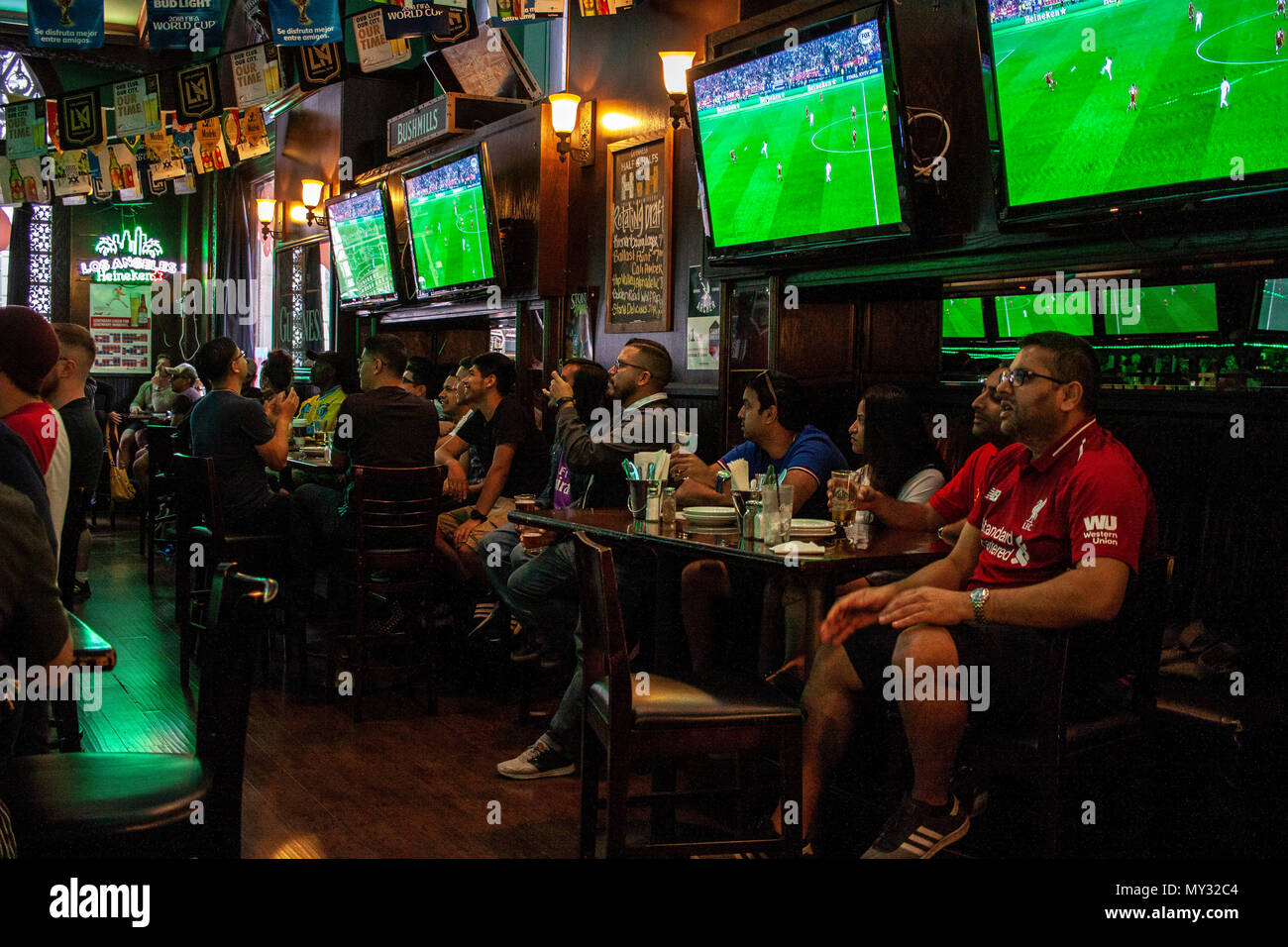 Liverpool und Real Madrid Fans Bar der Champions League Endspiel Dublin ansehen, Downtown LA. Stockfoto