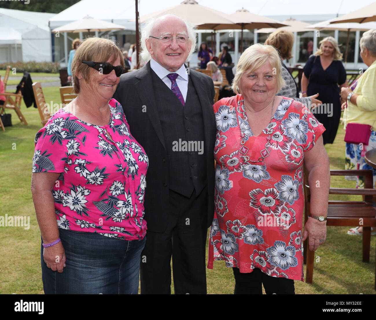 Mairead Manley (links) und ihre freundin Amarant Murphy, Überlebende des Goldenbridge Magdalena Wäscheständer mit Präsident Michael D Higgins bei einem Empfang in Aras eine uachtarain vor einem Abendessen im Mansion House im Stadtzentrum von Dublin. Stockfoto