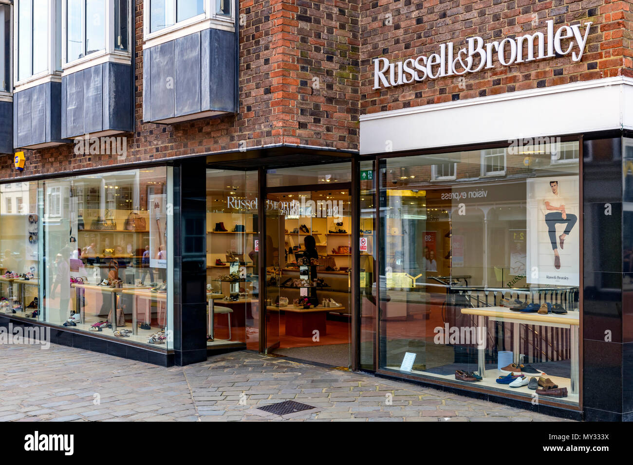 Russell & Bromley shopfront, Chichester, Großbritannien Stockfoto