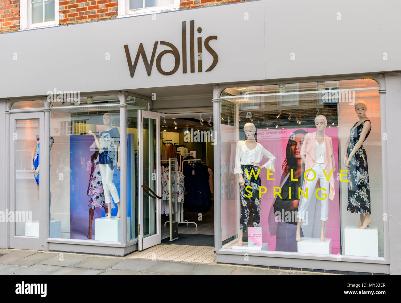 Wallis shopfront Chichester, Großbritannien Stockfoto