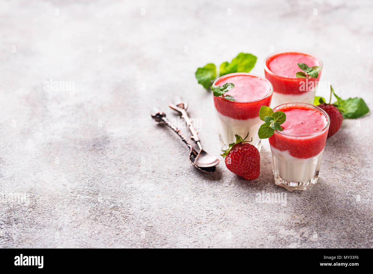 Köstliches dessert Panna Cotta mit Erdbeeren. Selektiver Fokus Stockfoto