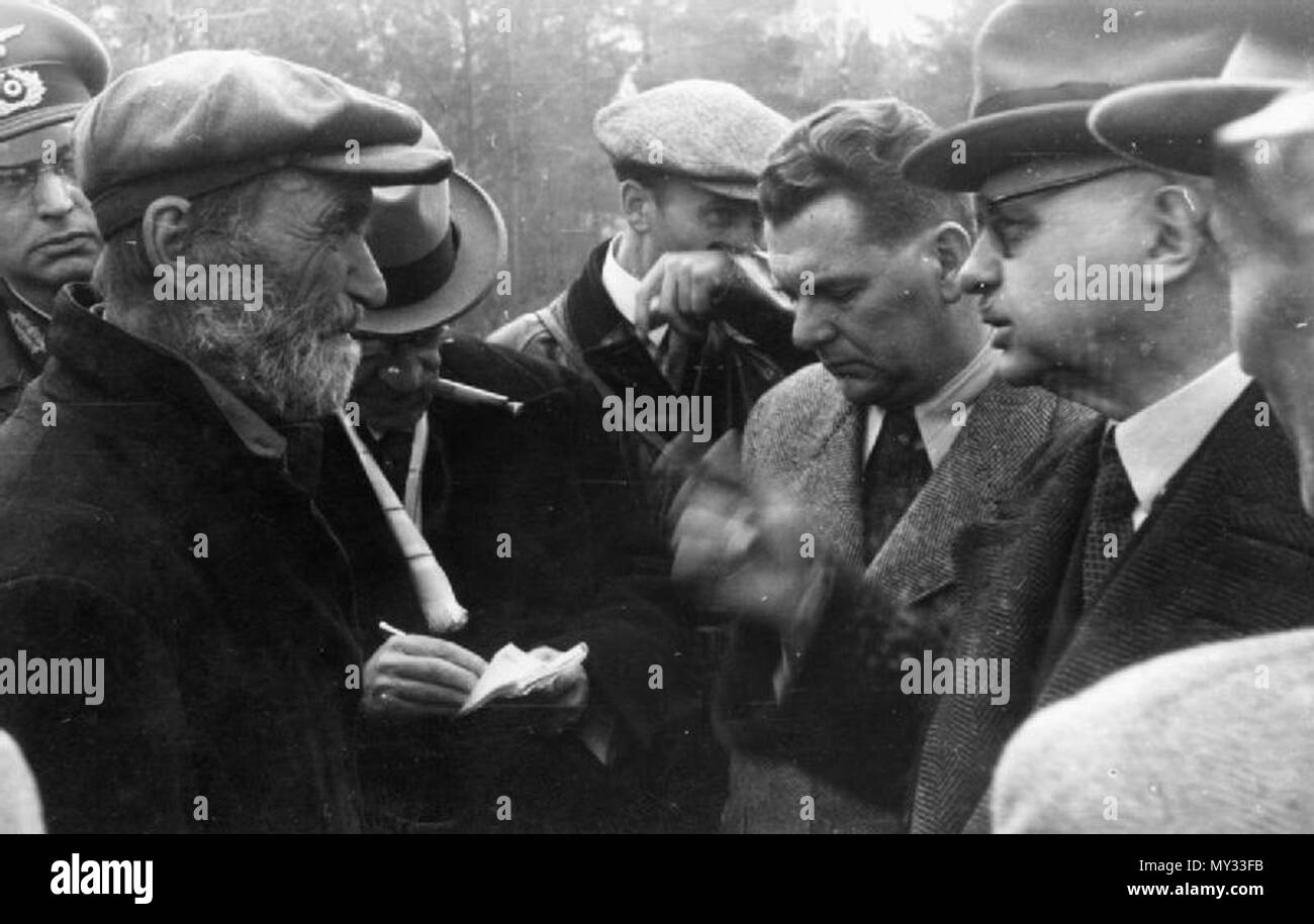 566 Zeugen des Massakers, Parfemon Kiselev ein Anwohner von Katyn Bereich, Zuhören, Dr. Ferenc Orsós Stockfoto