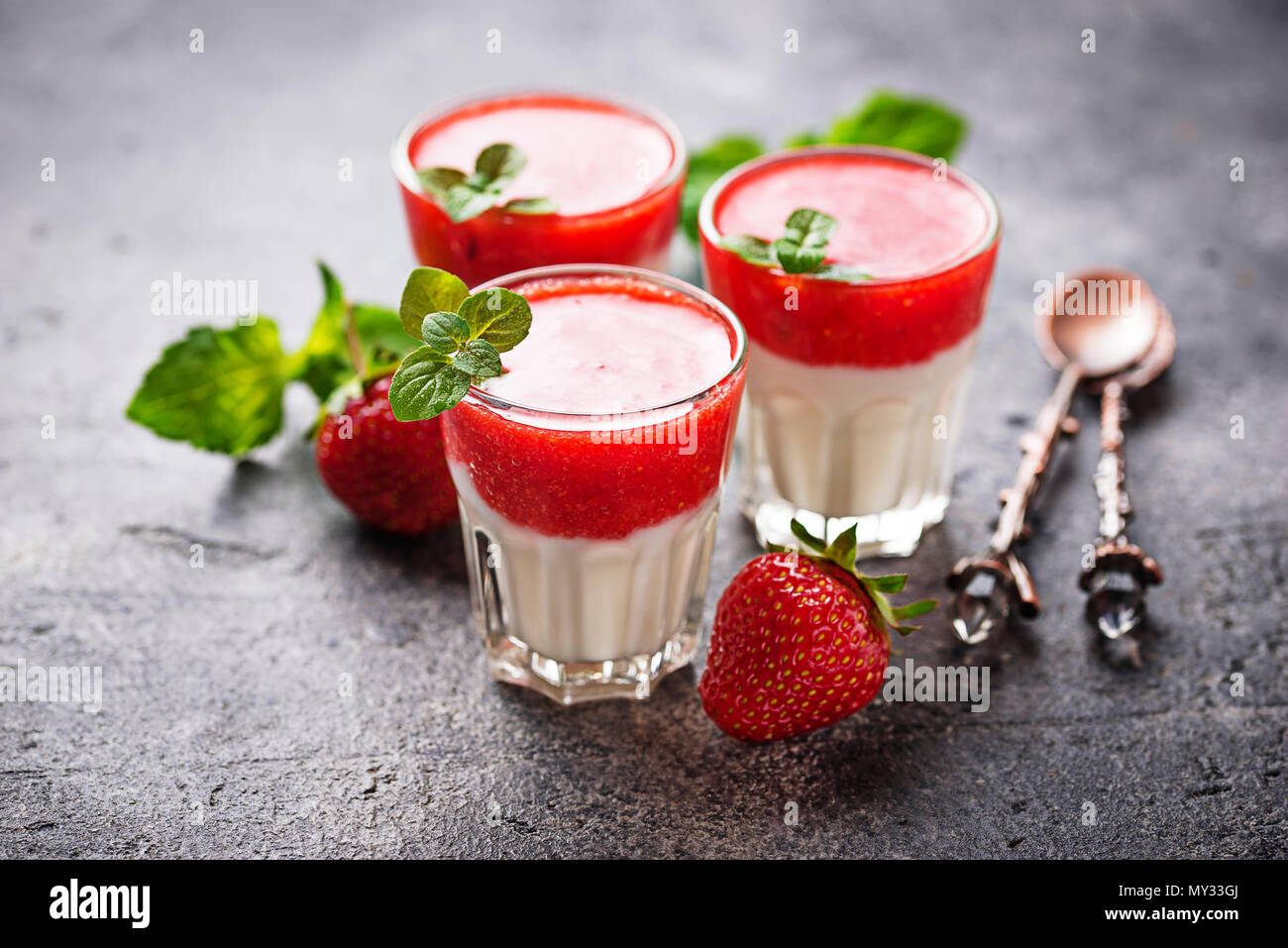 Köstliches dessert Panna Cotta mit Erdbeeren. Selektiver Fokus Stockfoto