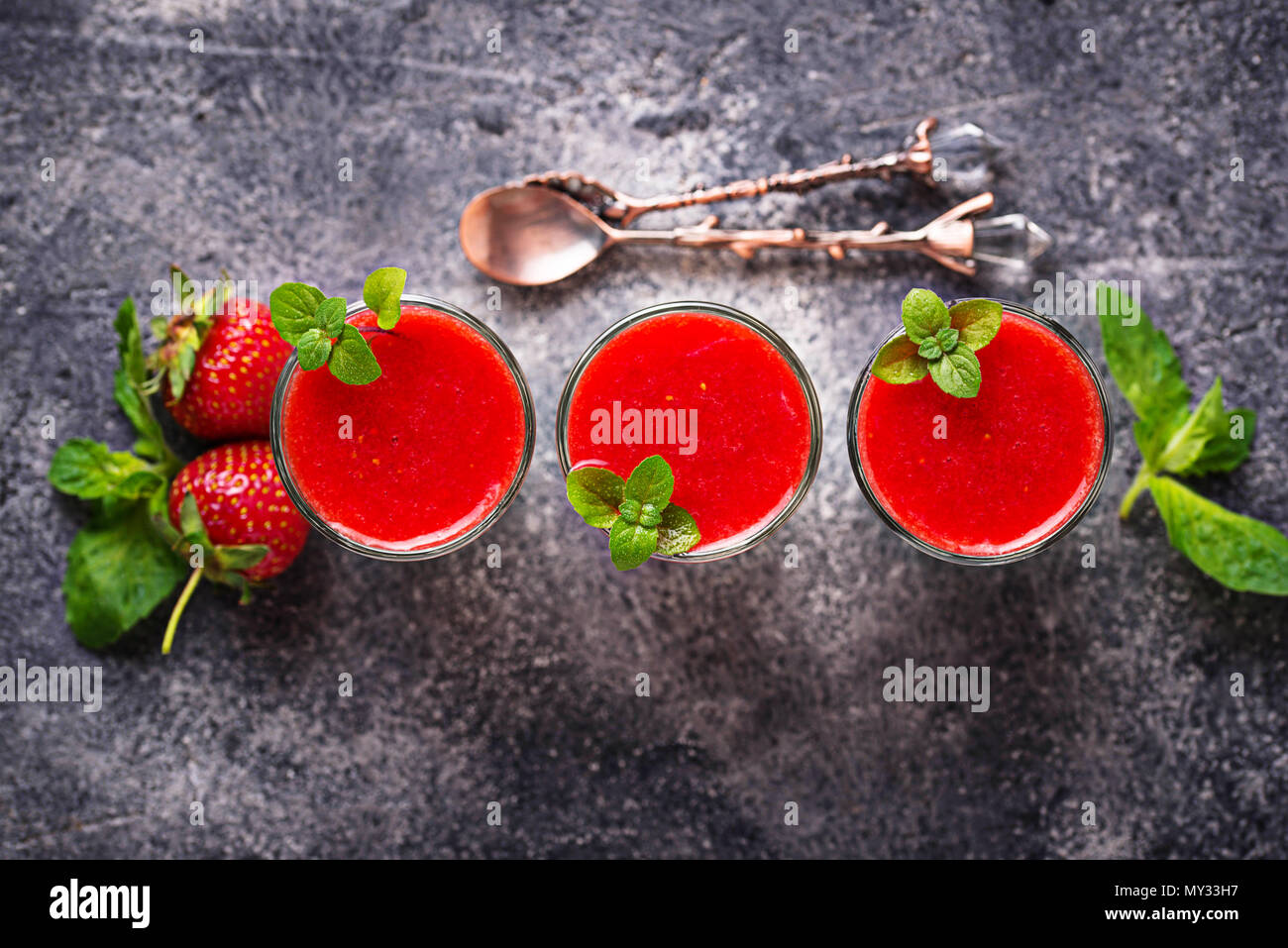 Köstliches dessert Panna Cotta mit Erdbeeren. Top View Stockfoto