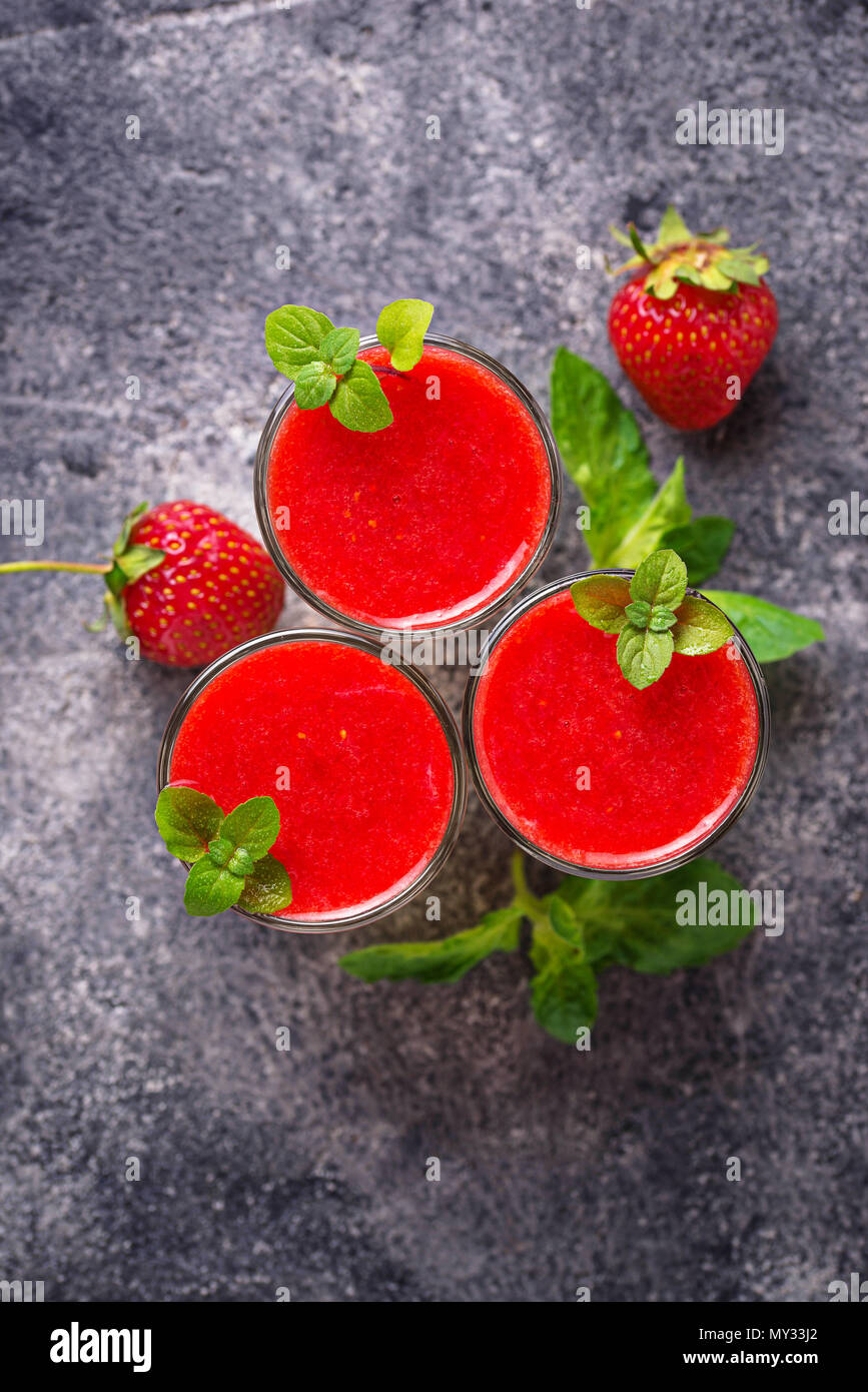 Köstliches dessert Panna Cotta mit Erdbeeren. Top View Stockfoto