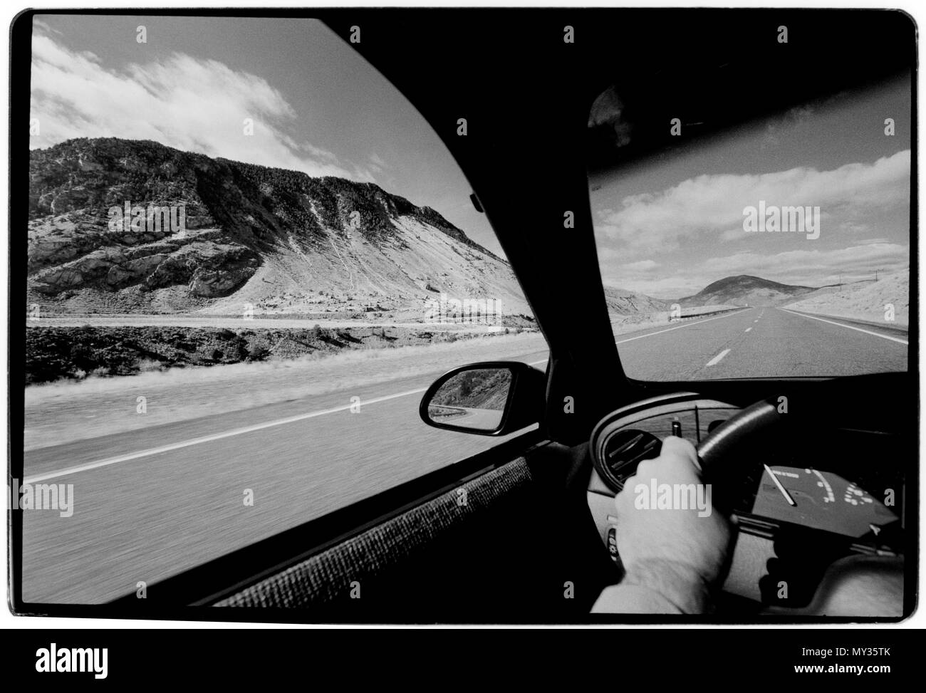 Montana USA, auf der Straße. 1988 Ansicht aus einem Auto Beschleunigung entlang der Straße - Landstraße in Montana, Eingang Nord Straße, USA Stockfoto