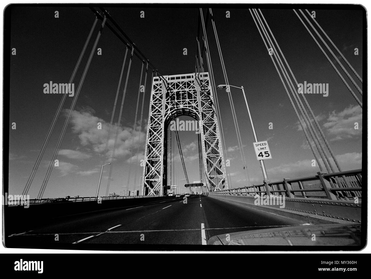 New York City USA 1988 George Washington Bridge Die George Washington Bridge - informell als das GW-Brücke genannt - ist eine Doppel-decked suspension Brücke über den Hudson River zwischen den Washington Heights Viertel von Manhattan in New York City und in Fort Lee, New Jersey. Ab 2016, der George Washington Brücke durchgeführt über 103 Millionen Fahrzeuge pro Jahr, [8] ist das Gerät der weltweit verkehrsreichsten Kfz-Brücke. Es ist von der Hafenbehörde von New York und New Jersey, ein Bi - staatliche Behörde, die Infrastruktur im Hafen von New York Gebiet betreibt. Eine Brücke über den Hudson Rive Stockfoto