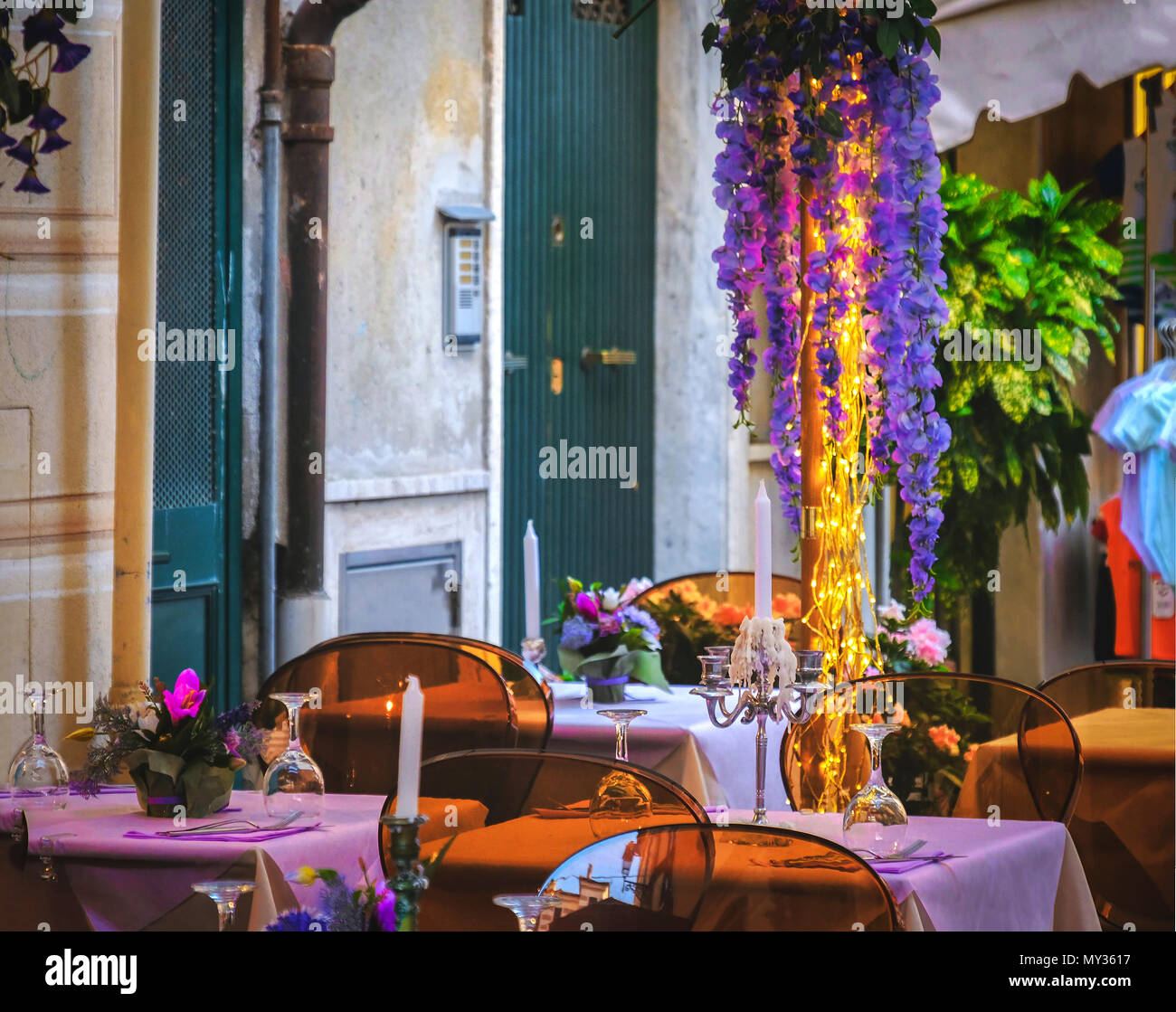 Leere bistro Abendessen erste Datum restaurant Design romantische lila Blüten Stockfoto