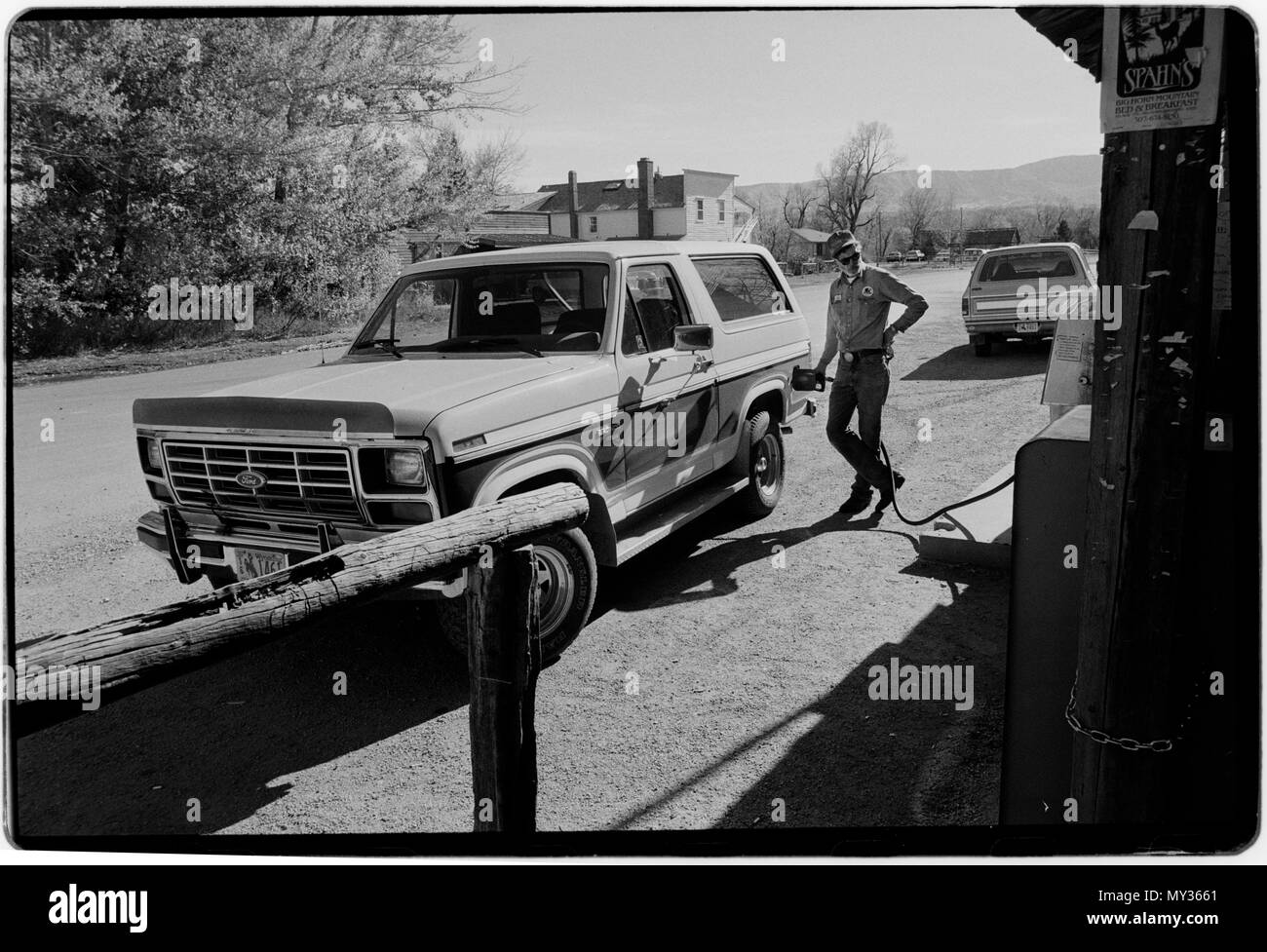 Wyoming USA 1988 füllt sich ein Kombi Auto mit Benzin. Das Betanken mit Kraftstoff bei kleinen roiadside Tankstelle. Stockfoto