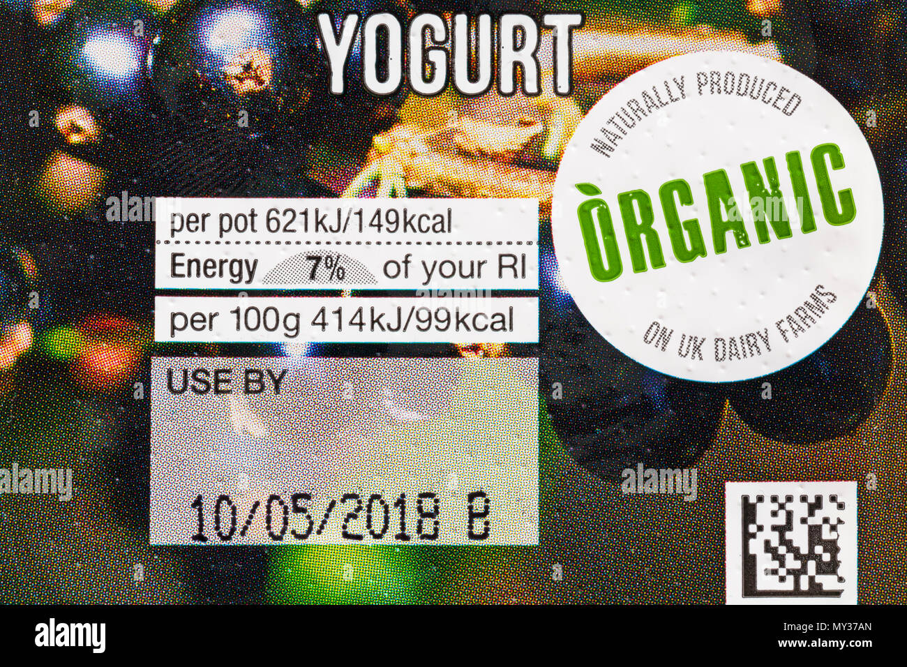 Natürlich produziert organische auf Großbritannien Molkereien - Detail auf Pack von Marks & Spencer Obst Joghurt Johannisbeere Stockfoto