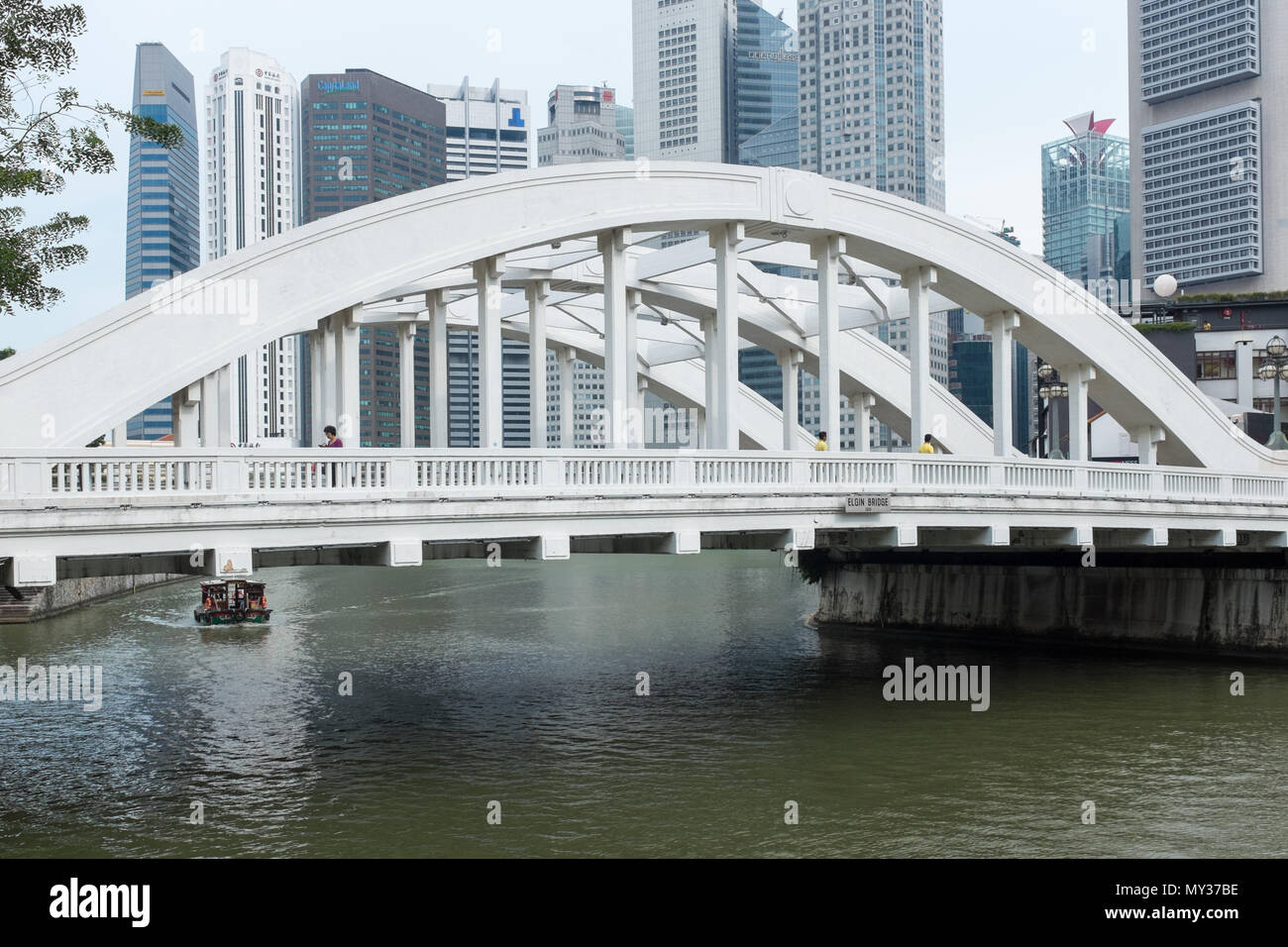 Die Elgin Brücke, die den Fluss Singapur in Singapur Kreuze Stockfoto
