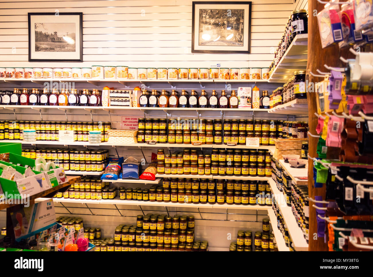 Gatlinburg, TN, USA - 14. Mai 2018: Reihen von Konfitüren und Gelees und schöner in den Regalen der alle Sauced bis Store angezeigt auf der Gatlinburg Stockfoto