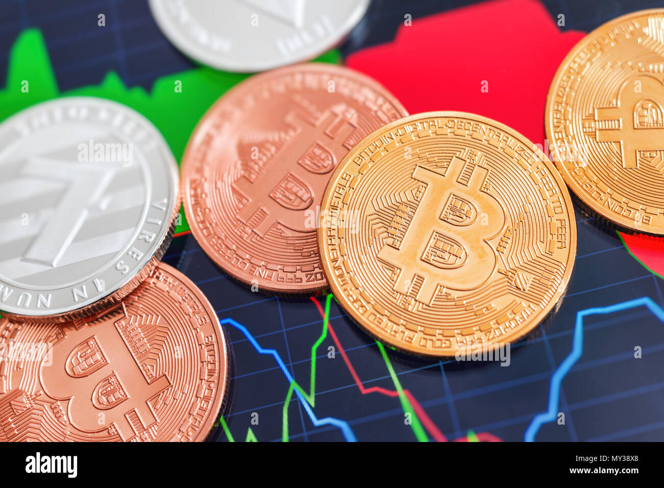 Cryptocurrency Bitcoin und Litecoin Münzen über Tablet Bildschirm Stockfoto