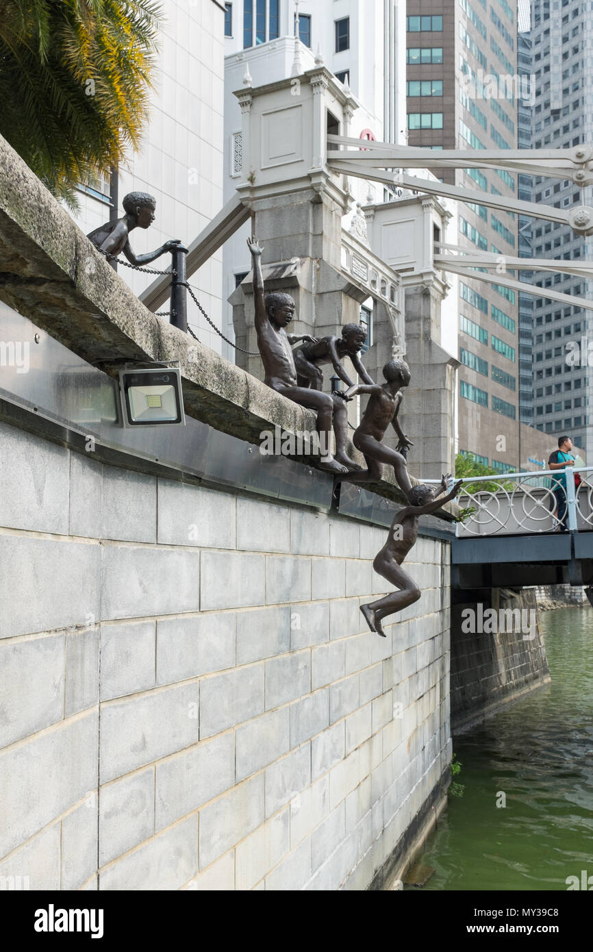 Die erste Generation der Skulptur von Chong weit Cheong am Ufer des Singapore River bei Fullerton Square auch als Skulptur der "springende Boys" bekannt Stockfoto