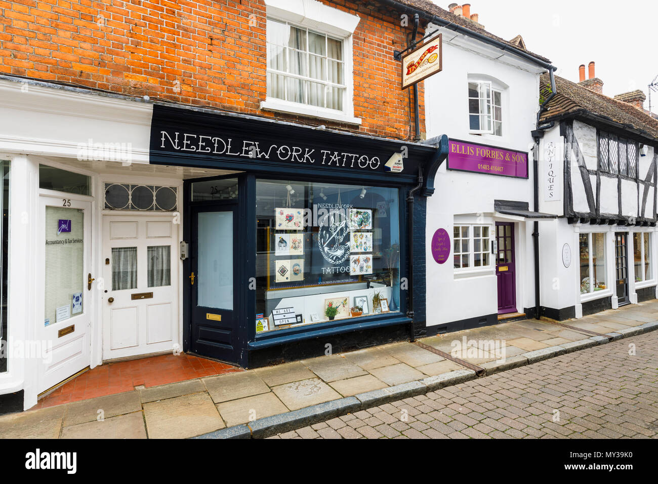 Die Außenseite des Handarbeit Tattoo, tätowierer Shop in Godalming, einer kleinen historischen Stadt in der Nähe von Guildford, Surrey, Südosten, England, Grossbritannien Stockfoto