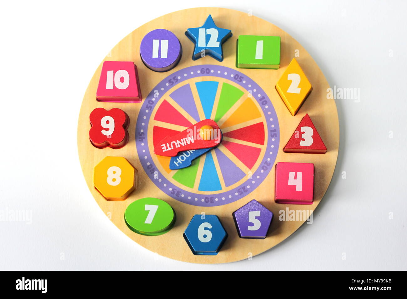 Eine pädagogische Holz puzzle Uhr Spielzeug für Kinder Stockfoto