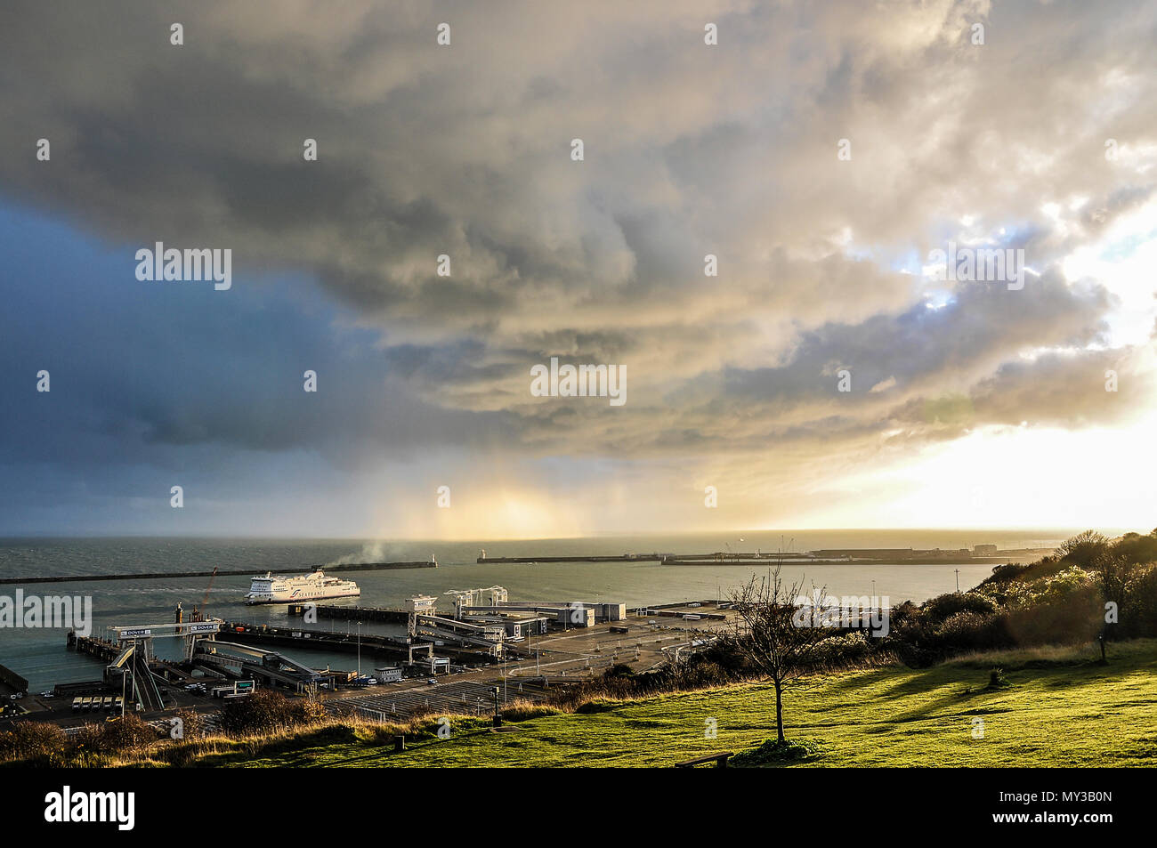 Schlechte Wetter über den Englischen Kanal und Hafen von Dover. Extreme Wetterbedingungen. Stürme. Regen. Es regnete. Dämmerung. Sonnenuntergang. Sea France Fähre Stockfoto