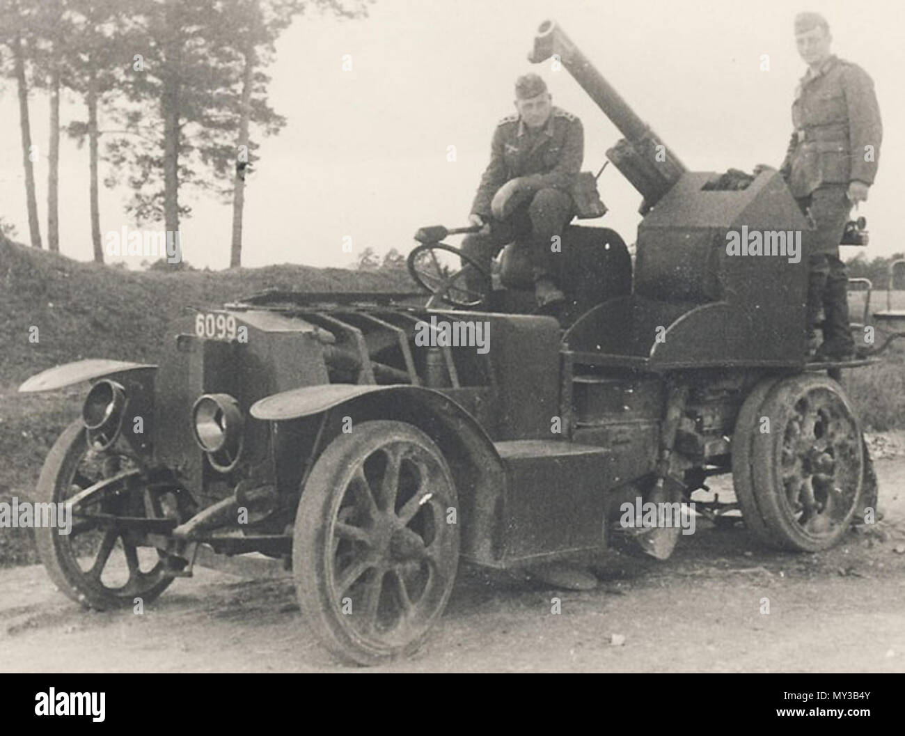 . Englisch: Deutsche Wehrmachtssoldaten auf einem erbeuteten französischen AA Autocanon De Dion-Bouton. 1940. Unbekannte Deutsche (PK?) Fotograf 569 WW II aufgenommene Französische Autocanon De Dion-Bouton Stockfoto