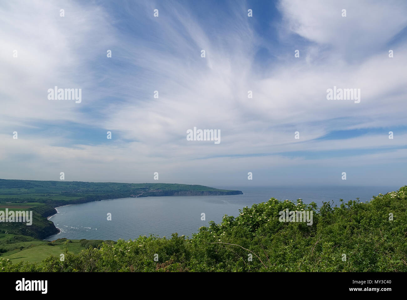 Blick auf Robin Hoods Bay von Ravenscar, North Yorkshire. Schönen blauen Himmel über der Bucht. Marine Stockfoto