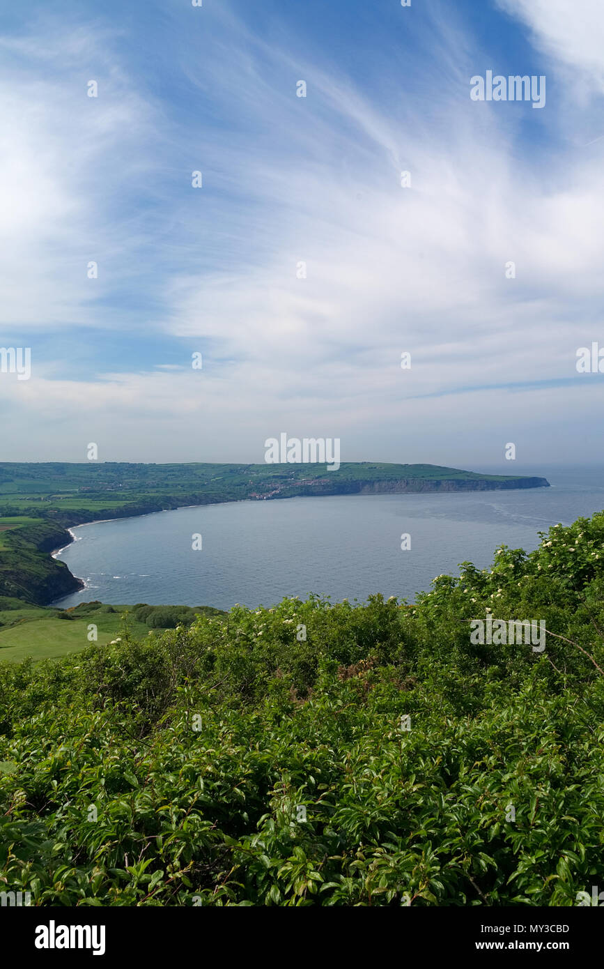 Blick auf Robin Hoods Bay von Ravenscar, North Yorkshire. Schönen blauen Himmel über der Bucht. Marine Stockfoto