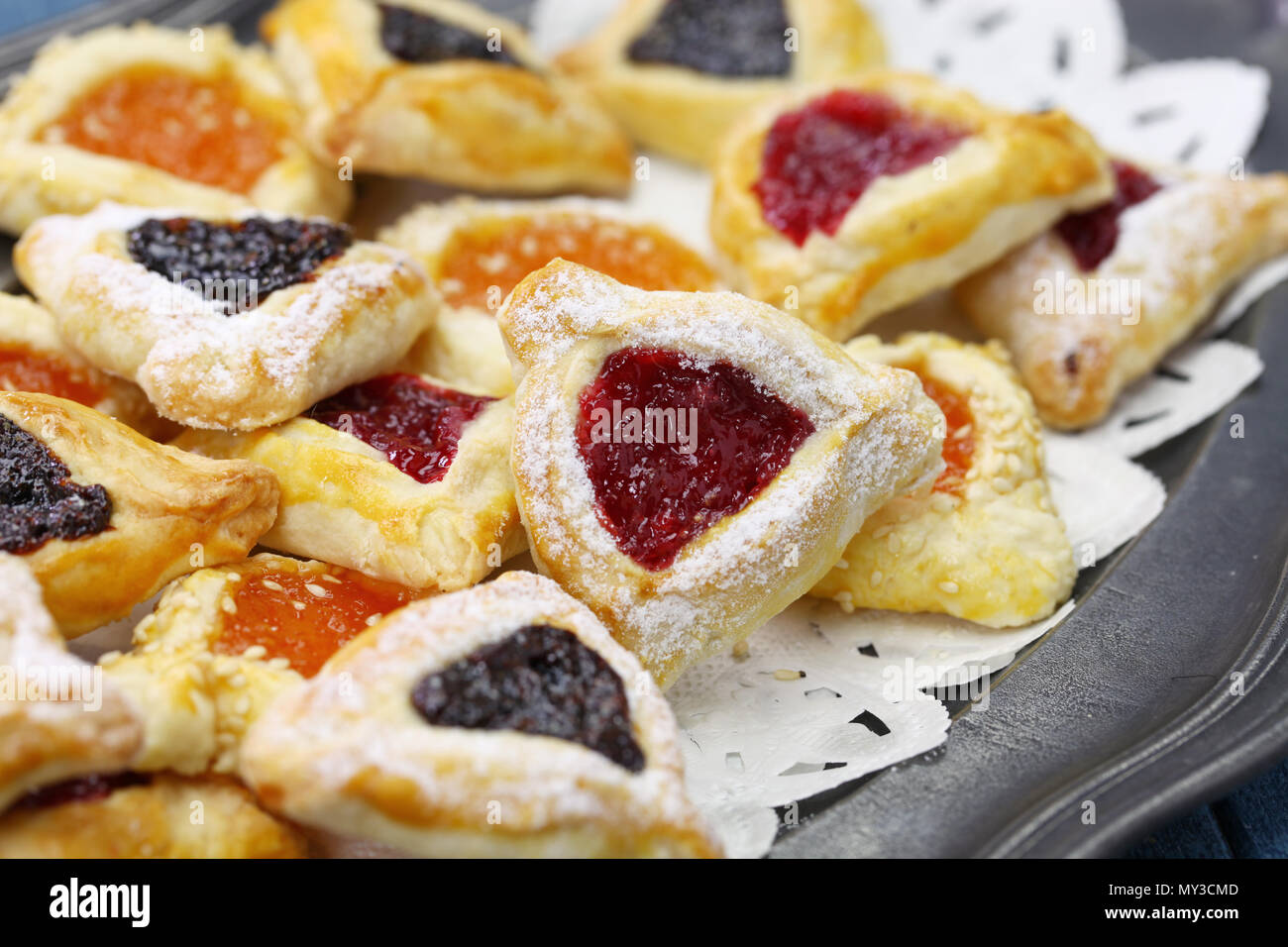 Hausgemachte cookies hamantaschen Für happy Purim jüdische Feiertag Party Stockfoto