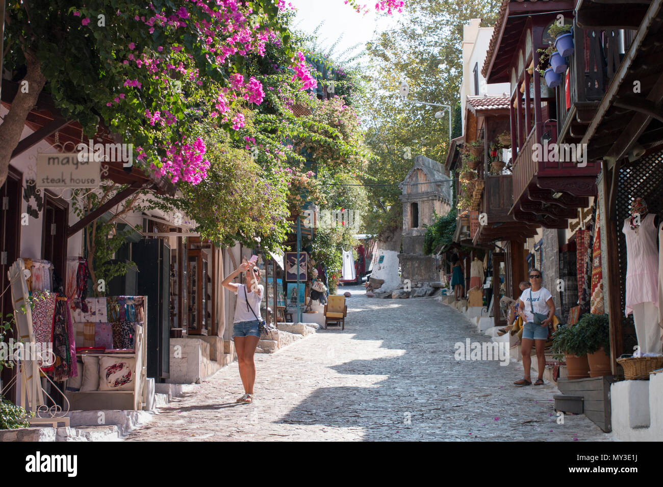 Ein Tourist ist mit Ihrem Handy auf der Straße von Kas, Antalya/Türkei - 09/12/2017 Stockfoto