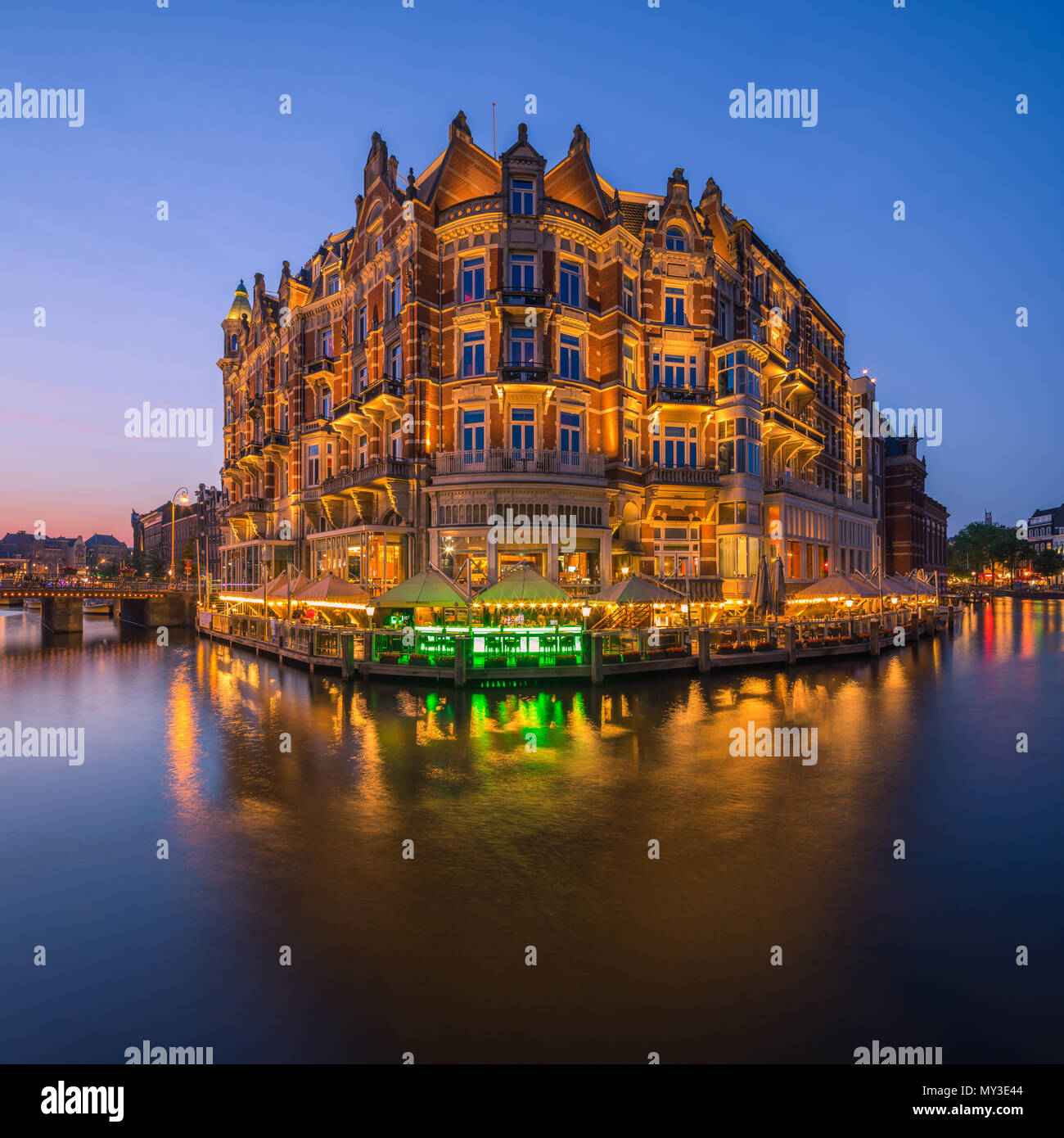 De L'Europe Amsterdam (früher bekannt als Hotel de l'Europe) ist ein 5-Sterne Hotel auf den Fluss Amstel im Zentrum von Amsterdam, die Netherlan Stockfoto