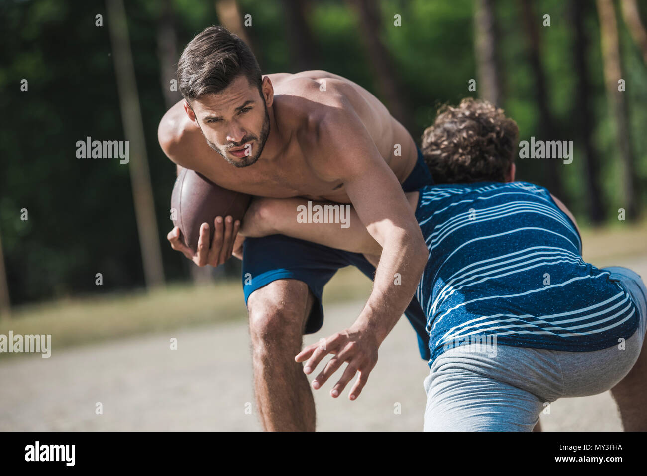 Gruppe der jungen schönen Männern spielen Fußball auf Gericht Stockfoto