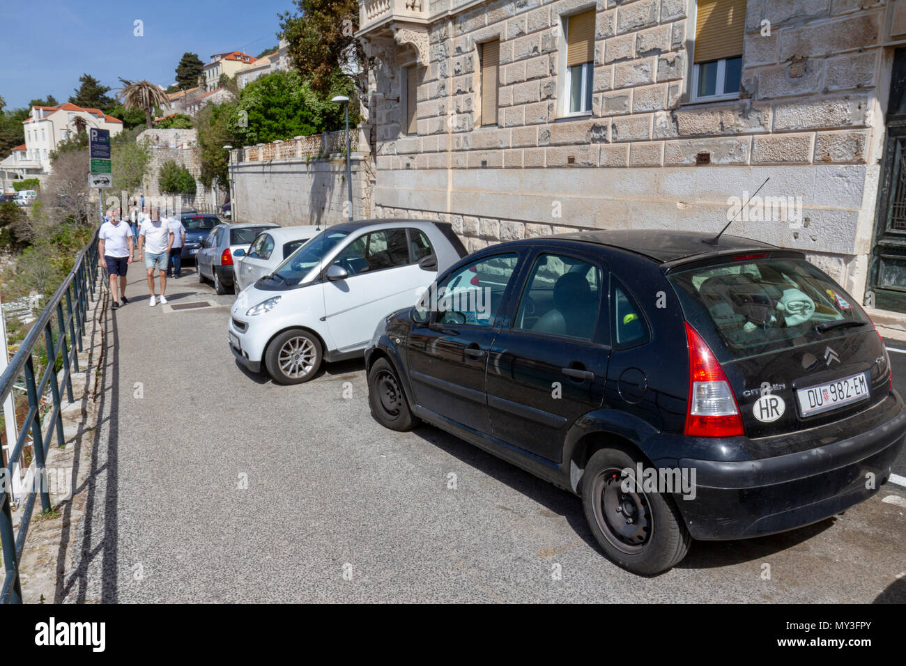Parkplätze in der Nähe der Stadtmauern der Altstadt von Dubrovnik, Kroatien. Stockfoto