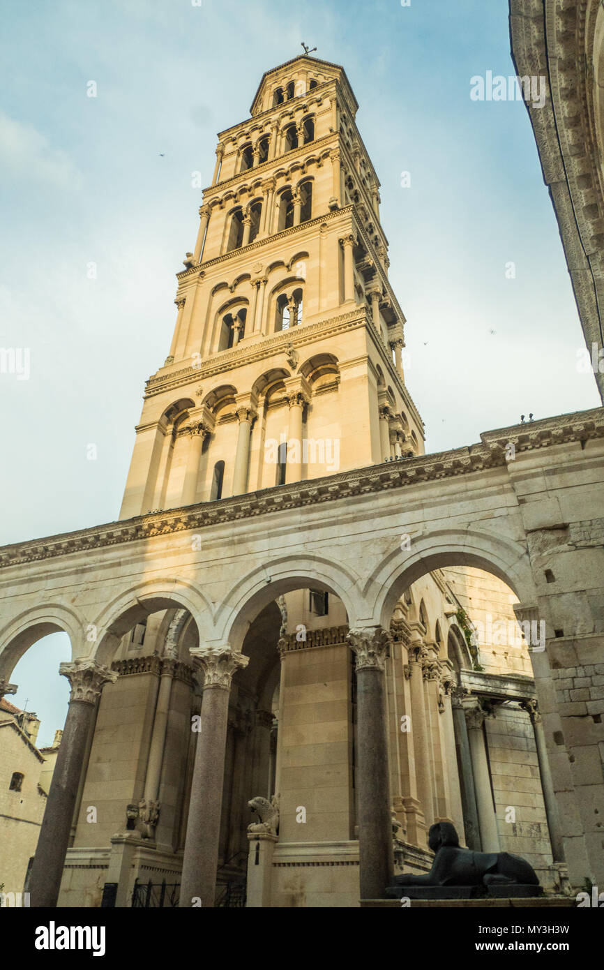 Glockenturm der Kathedrale des Heiligen Domnius Split, Kroatien In Peristil Platz, die ehemalige Eingangshalle in der Diokletianspalast Stockfoto