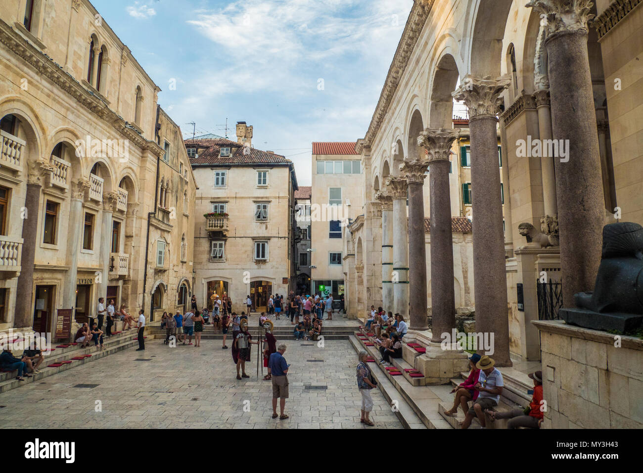 Peristil Platz in Split, Kroatien, die ehemalige Eingangshalle in der Diokletianspalast. Diokletian war ein römischer Kaiser von 284 bis 305 AD. Stockfoto